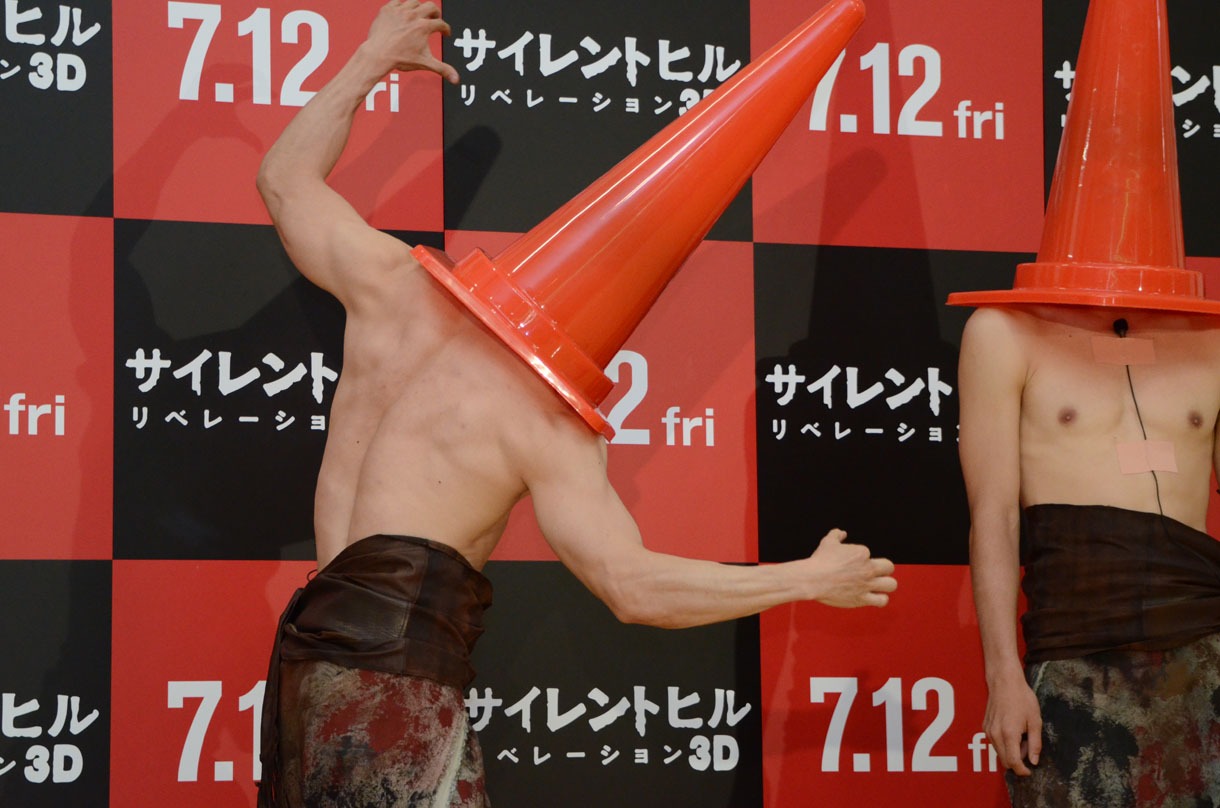 三角コーンを被ったままポージングをするのは、なかやまきんに君だ。