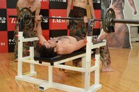 ベンチプレス勝負の模様。