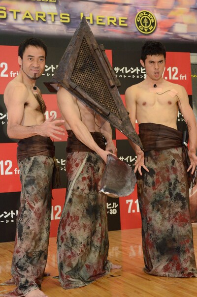 映画「サイレントヒル：リべレーション3D」の公開記念イベントの模様。（左から）ペナルティ・ワッキー、なかやまきんに君、小島よしお。