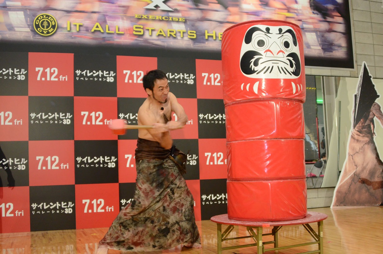 だるま落とし勝負の模様。