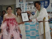 丹後王国の国王から直々に「丹後建国1300年記念事業PR特命大臣任命証」を受け取る今いくよ・くるよ（左）。