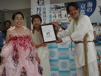 丹後王国の国王から直々に「丹後建国1300年記念事業PR特命大臣任命証」を受け取る今いくよ・くるよ（左）。