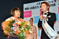 結婚を発表した小林（右）と、突然の発表に困惑し、祝福の花束も渋々渡す長友（左）。