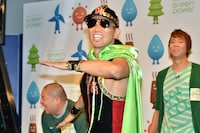 「アイーン」と「フォー」をミックスした一発ギャグ「フォイーン」を披露するレイザーラモンHG。