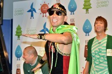 「アイーン」と「フォー」をミックスした一発ギャグ「フォイーン」を披露するレイザーラモンHG。