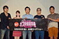 映画「ゴッドタン キス我慢選手権 THE MOVIE」の「大ヒット御礼舞台挨拶」に登壇した（左から）佐久間宣行監督、松丸友紀テレビ東京アナウンサー、劇団ひとり、おぎやはぎ。