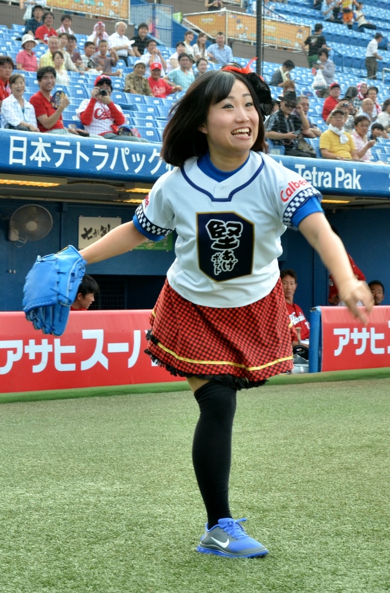 始球式を目前に、キャッチボールで肩慣らしをするキンタロー。。