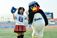 ヤクルトのマスコットキャラクター・つば九郎と撮影に応じるキンタロー。（左）。