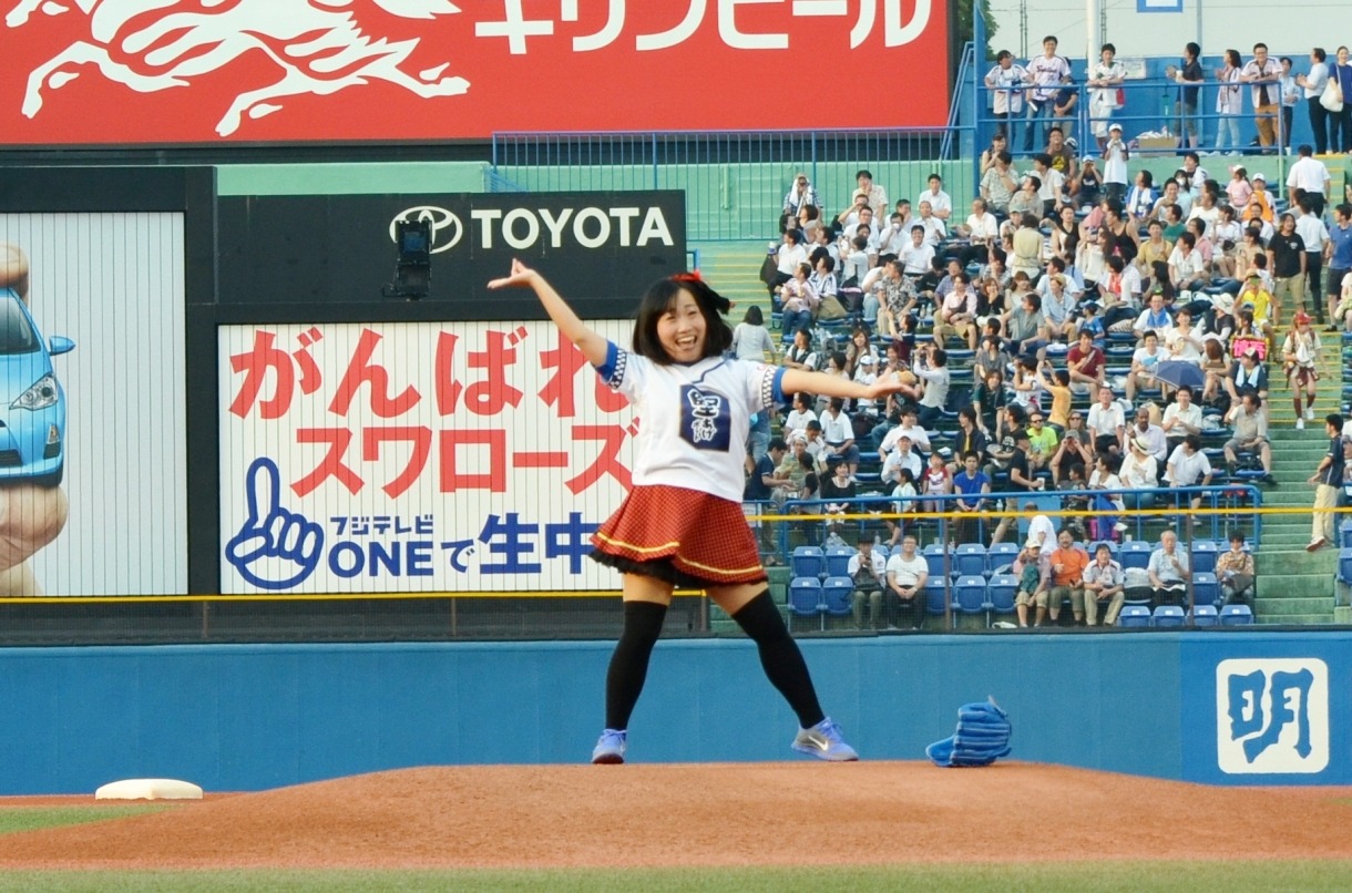 マウンド上でおなじみ「フライングゲット」を踊るキンタロー。。