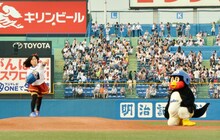 球を投じるキンタロー。（左）と、見守るつば九郎。