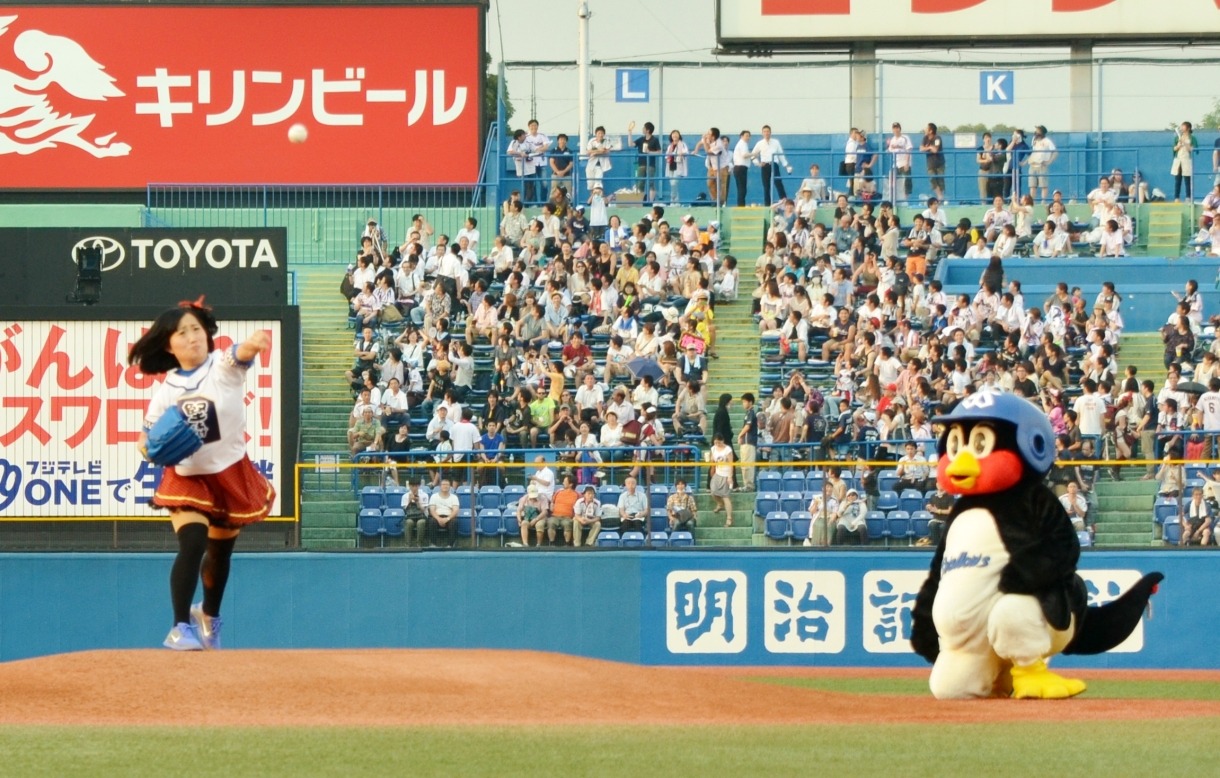 球を投じるキンタロー。（左）と、見守るつば九郎。