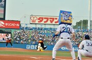 キンタロー。サウスポーで始球式、フォークボール投じる