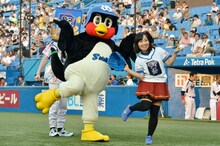 始球式が終わった後、つば九郎と「フライングゲット」のポーズを取るキンタロー。（右）。