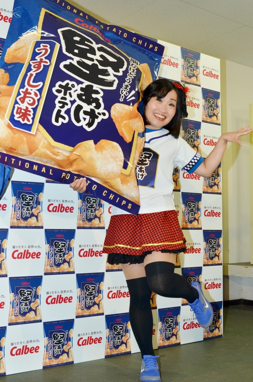 「カルビー『堅あげポテト20周年記念』始球式」始球式に登場したキンタロー。。カルビーから「堅あげポテト」20箱を贈呈されて喜んでいた。