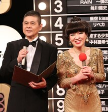 連続テレビ小説「あまちゃん」にゲスト出演する清水ミチコ（右）と糸井重里（左）。（NHK提供）