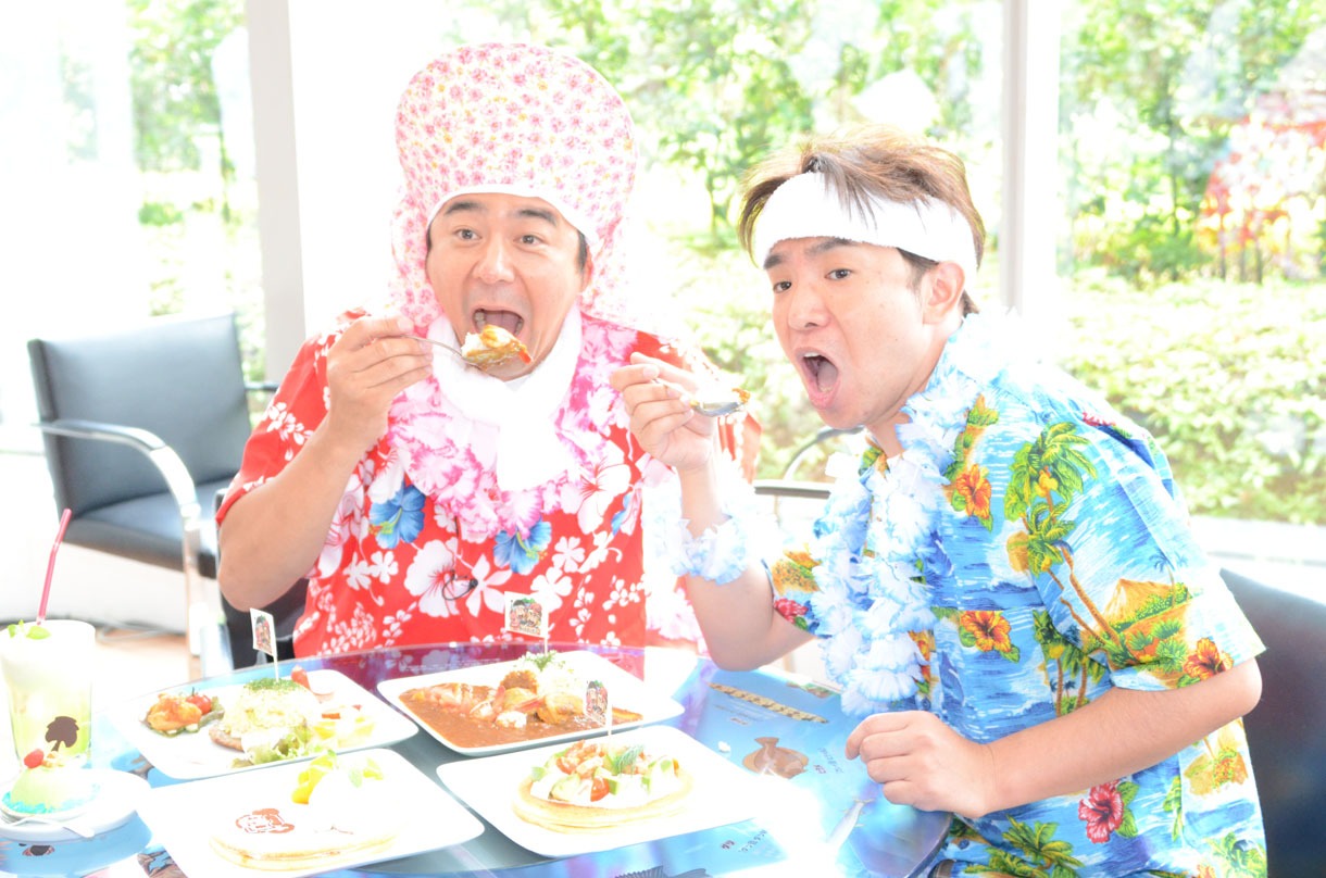 「無人島カフェ」で無人島生活をモチーフにしたメニューを堪能するよゐこ。