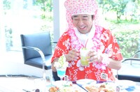 ドリンクメニューも充実の「無人島カフェ」を楽しむ有野。