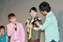 掛け合いを見せる山寺宏一と平成ノブシコブシ。