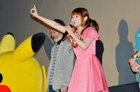 ポケモンへの愛を早口でまくしたてる中川翔子（中央）。