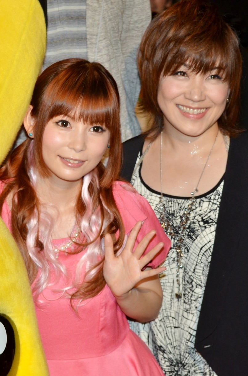 中川翔子（左）と松本梨香（右）。