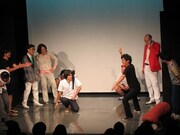 うしろシティのハイセンスな小道具をホラー化してしまうちゅうえいと片山。崩れ落ちる阿諏訪。