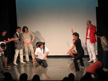 うしろシティのハイセンスな小道具をホラー化してしまうちゅうえいと片山。崩れ落ちる阿諏訪。