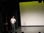 ボケ準備のため、しばし1人になる南川。「初めてですね、こんな静かな空間。いいですね」とホッと一息。