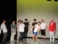 「第2回 ノーセンスユニークボケ王決定戦」で優勝したサンシャイン池崎（写真手前右）。