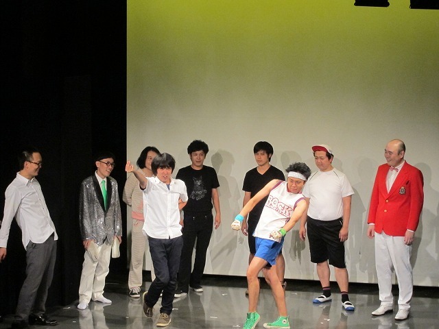 「第2回 ノーセンスユニークボケ王決定戦」で優勝したサンシャイン池崎（写真手前右）。