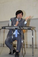 司会進行を務めたロシアンモンキー川口。