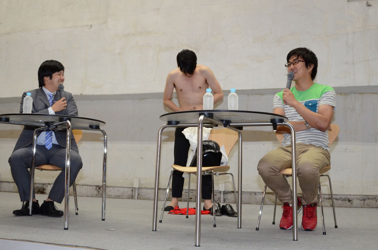 「冷房に耐えられない」とすぐに普段の服装に着替える吉村（中央）。