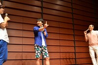 車のボンネットにトゥースのマスコットを付けようと提案する若林。