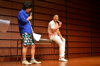 アンケートトークで、アメリカの授業のマネをする春日。