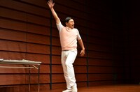 探り探り「コンコンダンス」を試す春日。