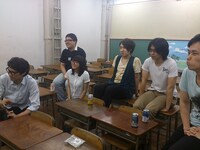 見守る芸人たち。(c)吉本興業