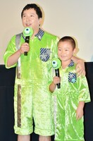 爆笑問題・田中と、子役の佐藤和太（右）。佐藤が7歳ということを聞いて、田中は「41コ下だ！」とリアクションしていた。