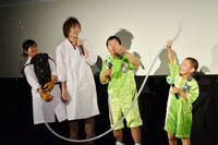 二酸化炭素を使って雪を降らせる実験の様子。