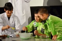 ドライアイスを使ってメロン味のアイスクリームを作る実験の様子。