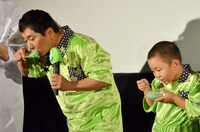 ドライアイスで作ったメロン味のアイスクリームを試食する爆笑問題・田中（左）と、子役の佐藤和太。