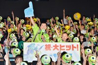 米映画「モンスターズ・ユニバーシティ」のヒット御礼記念イベントに登場した（中央左から）爆笑問題・田中と、子役の佐藤和太。