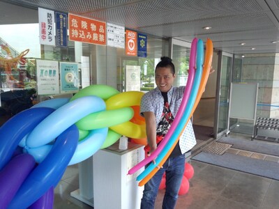 「ツイスターズ2013in高崎」パフォーマンス部門で優勝したキャベツ確認中・キャプテン☆ザコ。(c)吉本興業