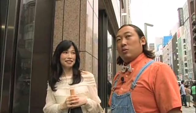 BeeTV「熟女大好き♪ロバート秋山のお尻のホクロ探し旅」