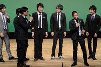 「FKD48 7th LIVE～信念～」オープニングでMCを務めたアルコ＆ピース平子（前列左）とHi-Hi上田（前列右）。