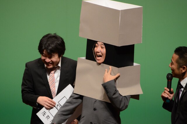 ダブルブッキング黒田扮する圧死ちゃんは「アッシッシ」と笑う。