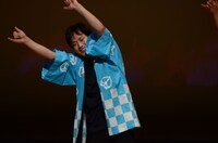 ゆずの「LOVE & PEACH」を全力で踊るオジンオズボーン高松座長。