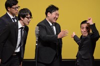 ボケが勢揃いした漫才に助っ人として登場した三拍子・久保（中央）。切れ味鋭いツッコミをお見舞い。