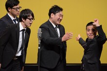 ボケが勢揃いした漫才に助っ人として登場した三拍子・久保（中央）。切れ味鋭いツッコミをお見舞い。