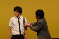 アルコ＆ピース酒井の突然のボケに思わず顔をそむけるちゅうえい（左）。