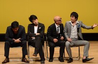 お見合いパーティのコントでは、イケメンたちに囲まれ狼狽するHi-Hi岩崎（右から2人目）。しかしイケメンたちもとんでもないコンプレックスを抱えていた。