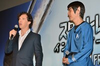 ベネディクト・カンバーバッチとココリコ田中（右）。